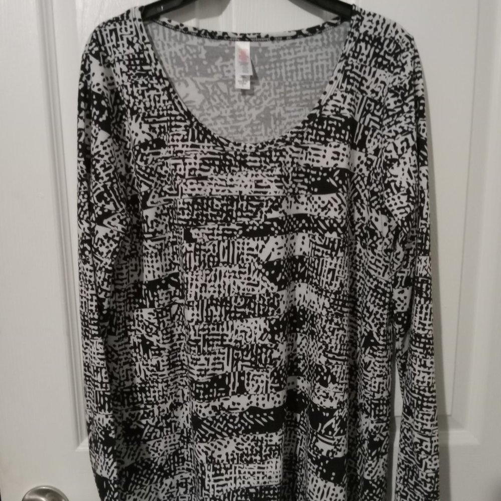 NWT Lularoe Lynnae long sleeve shirt black/white patterned size small